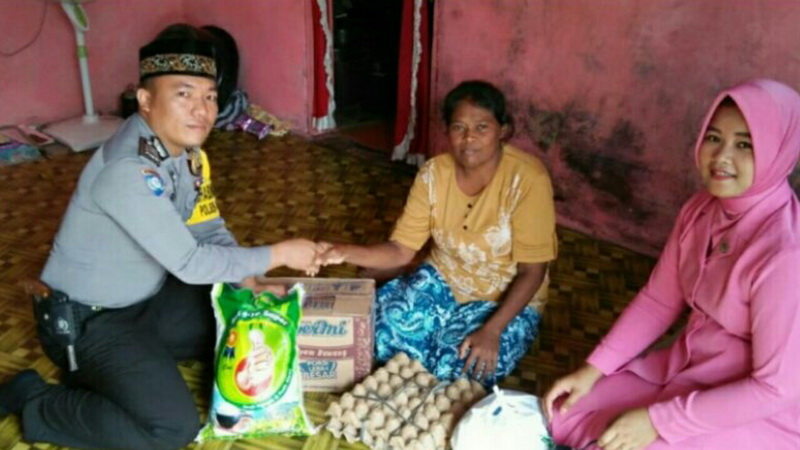 Tim Barokah Polsek Taphir Sambangi Rumah Janda Miskin